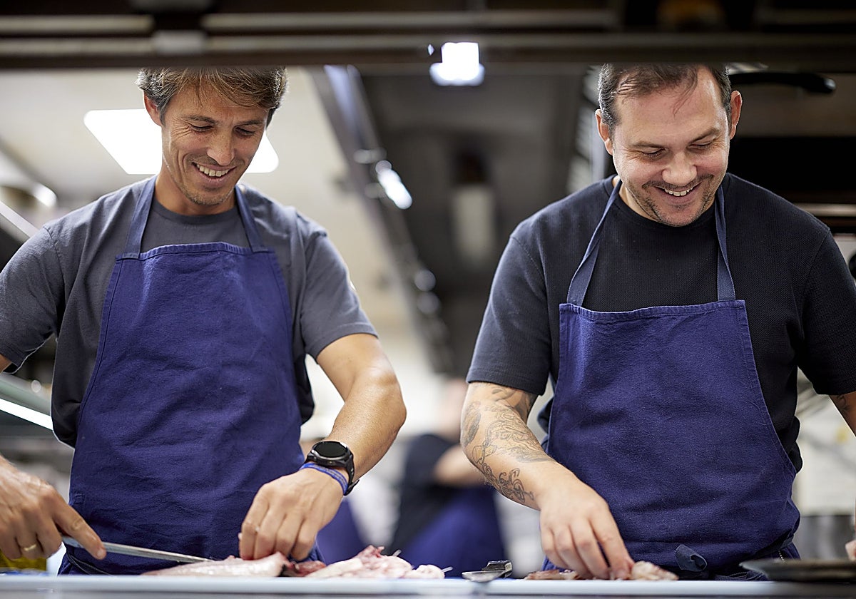De izquierda a derecha, Nino y Manu Redruello, chefs que dirigen la familia hostelera La Ancha que abrieron en Barcelona Fismuler y hace casi tres años Molino de Pez