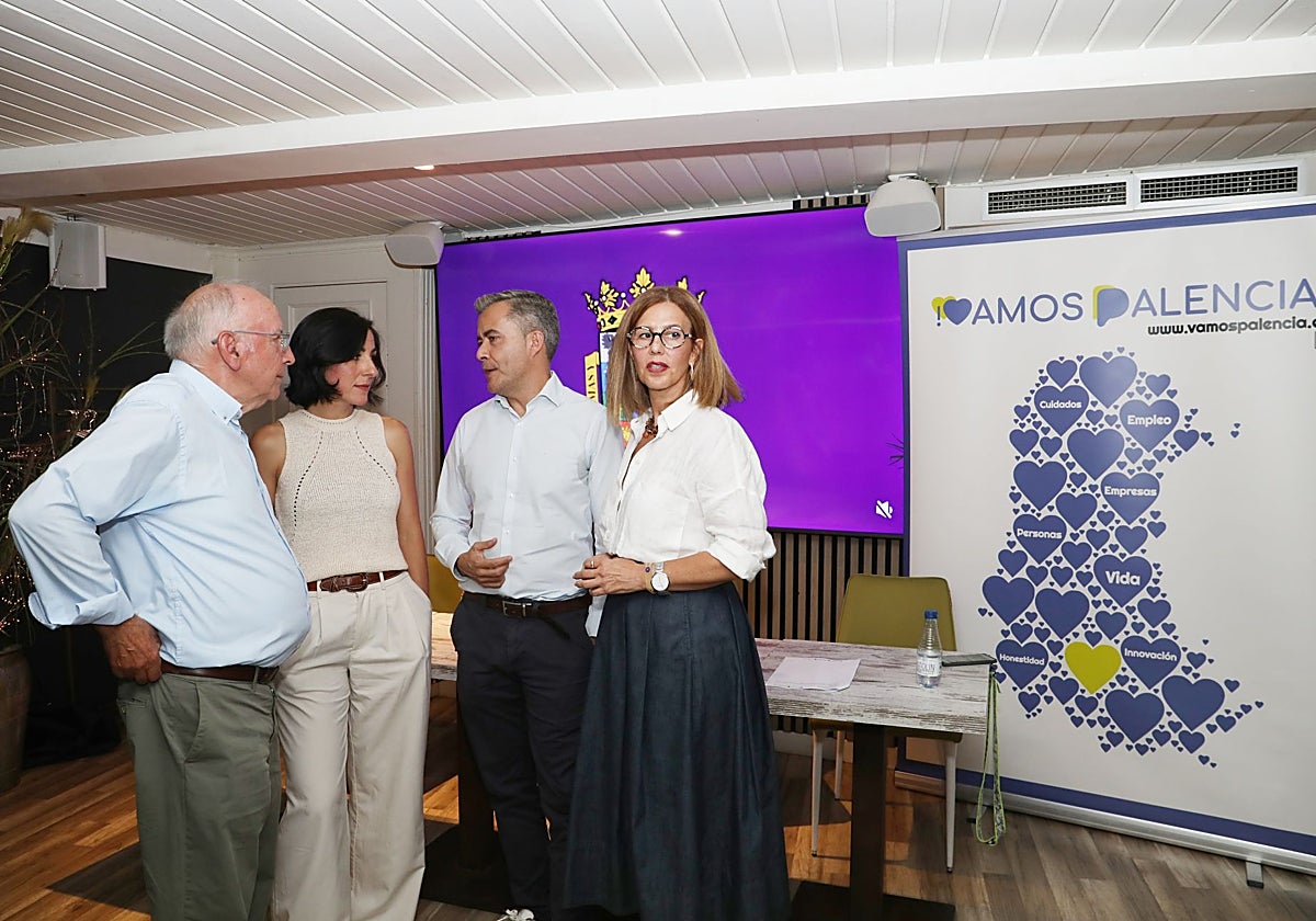 La formación ¡Vamos Palencia! ofrece una rueda de prensa para informar de la retirada del apoyo al equipo de gobierno del Ayuntamiento,en la imagen Fidel Ramos, Marta Font Diego Isabel y Maribel Contreras