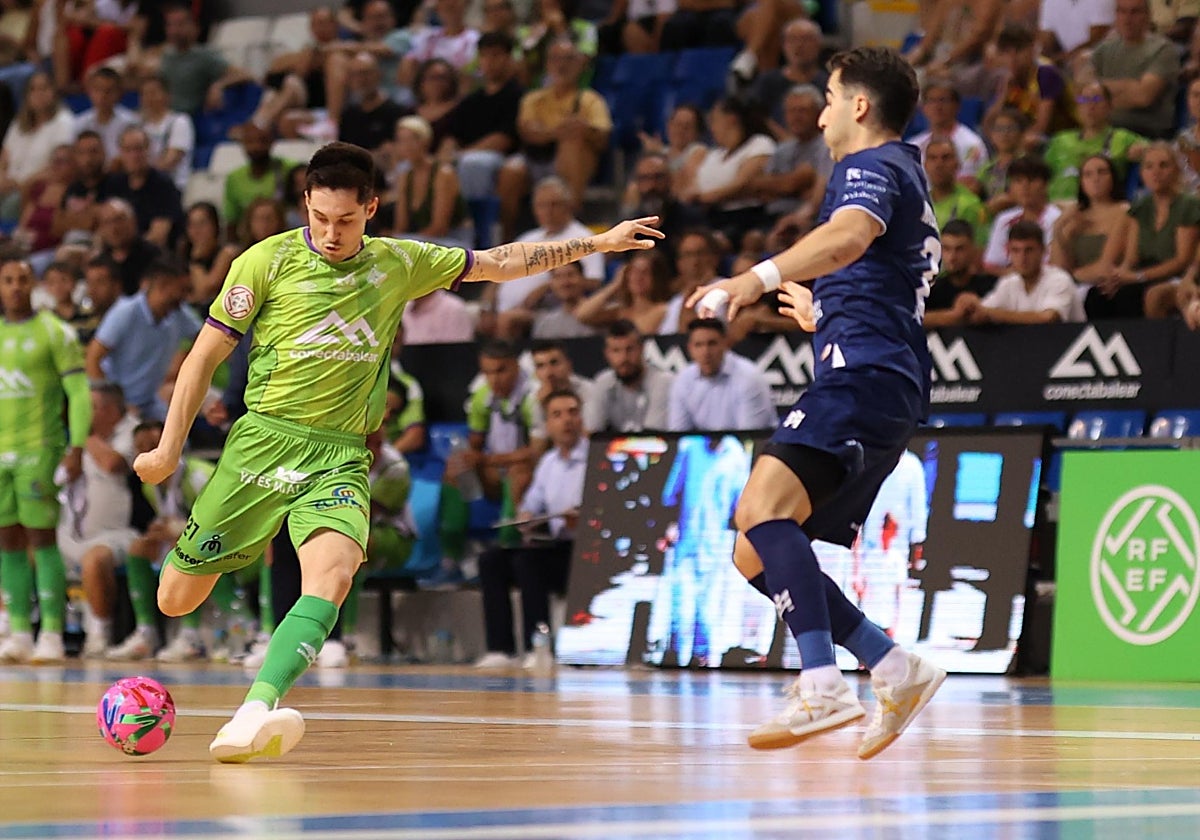 Nacho Gómez intenta defender un disparo rival en el Córdoba Patrimonio - Palma Futsal