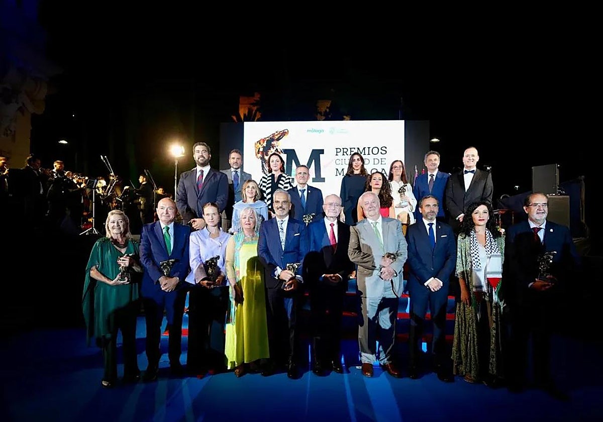 Foto de los galardonados con el Premio Ciudad de Málaga junto a los representantes municipales