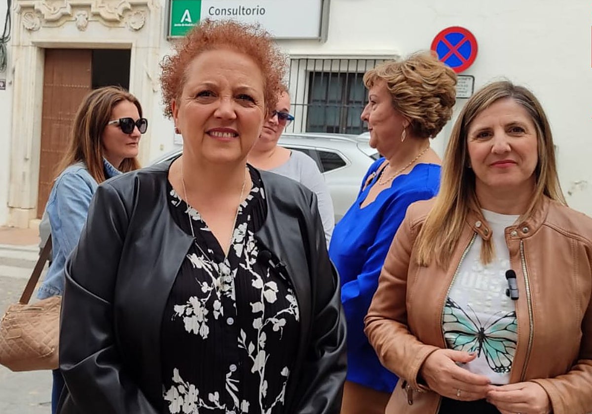 María José González Peña, edil del PSOE en Arcos de la Frontera, junto a la diputada autonómica Irene García