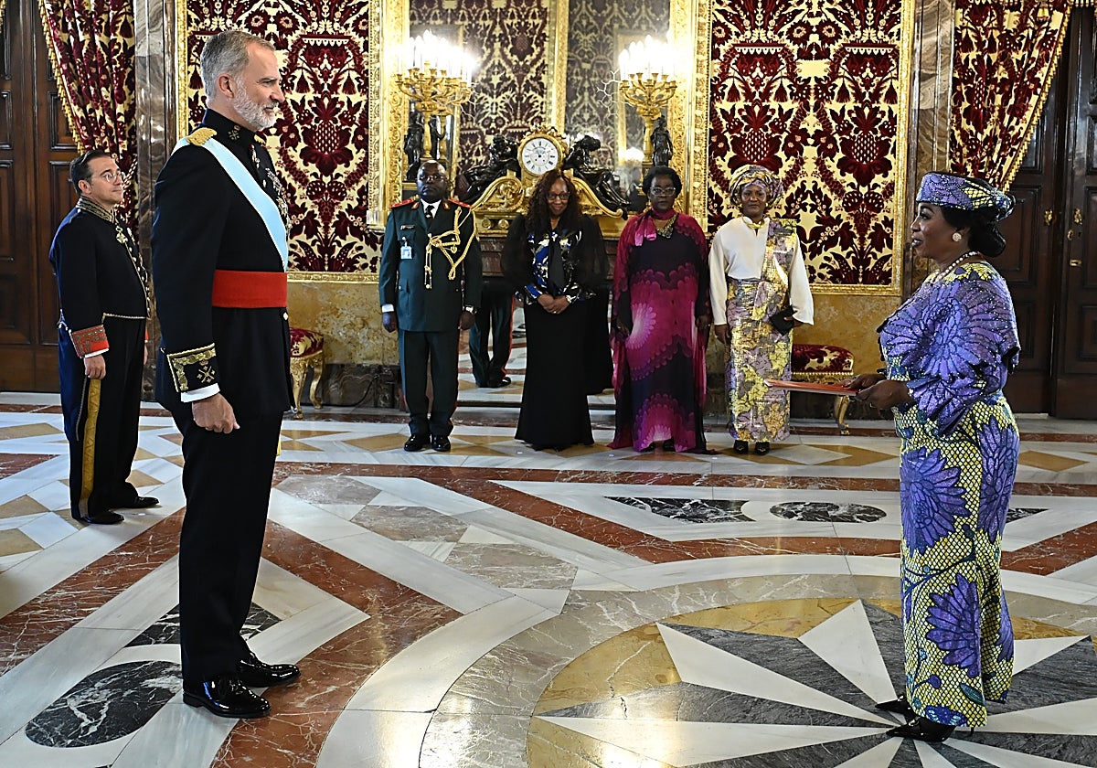 Albares presencia la entrega de las cartas credenciales de la embajadora de Angola, Balbina Malheiros Dias da Silva, a Felipe VI