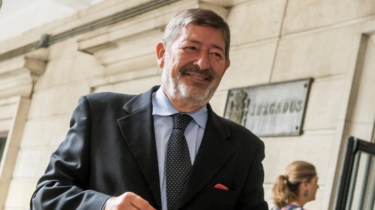 El ex director general de Trabajo Francisco Javier Guerrero, fallecido en 2020, a las puertas del juzgado de Sevilla en 2018