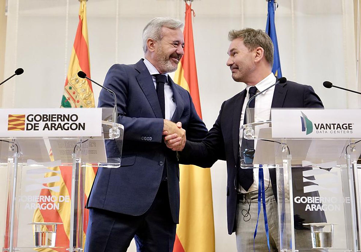 En imagen, el presidente aragonés Jorge Azcón y David Howson, presidente de Vantage Data Centers, el gigante americano que levantará un centro de datos  en Villanueva de Gállego con una inversión de 3.200 millones