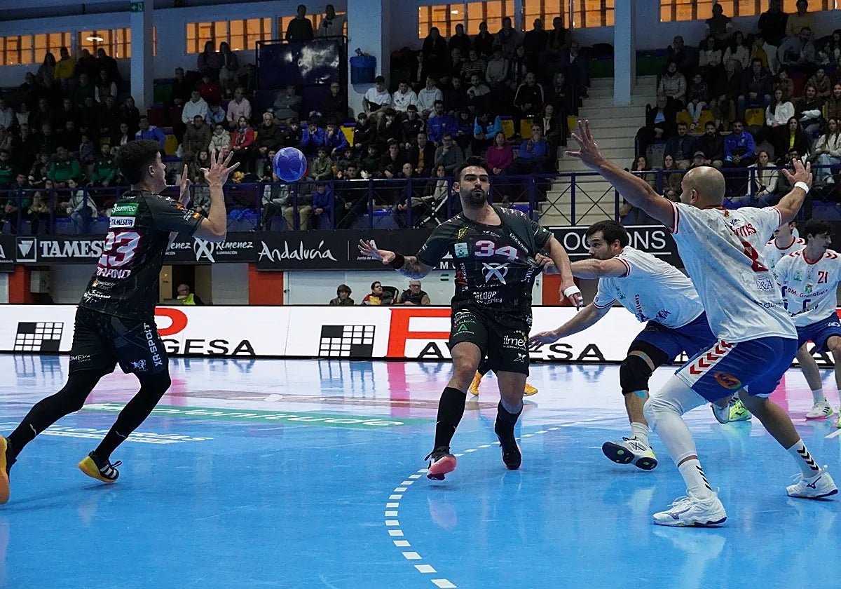 El Ángel Ximénez trenza una jugada frente a la defensa del Granollers la temporada pasada