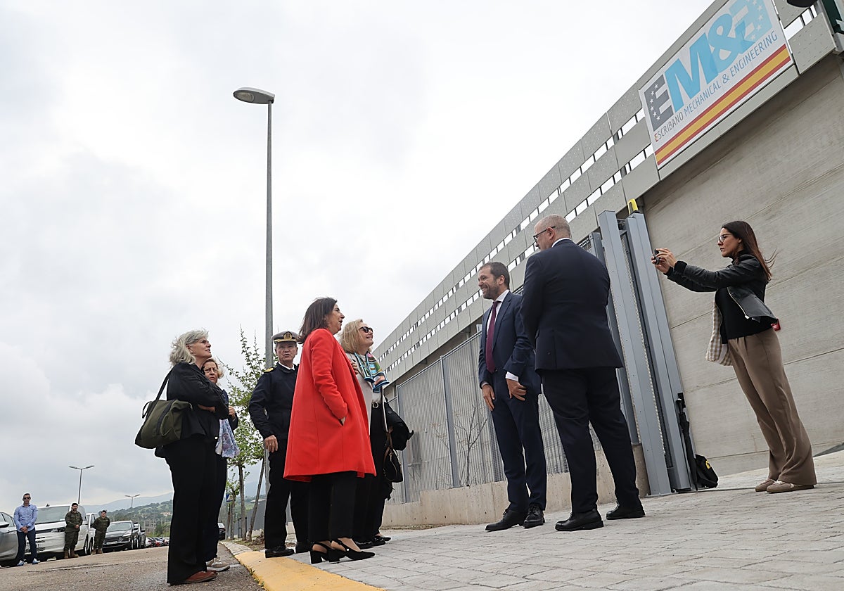 La ministra de Defensa, Margarita Robles, junto al presidente de Escribano en la nave de Rabanales 21