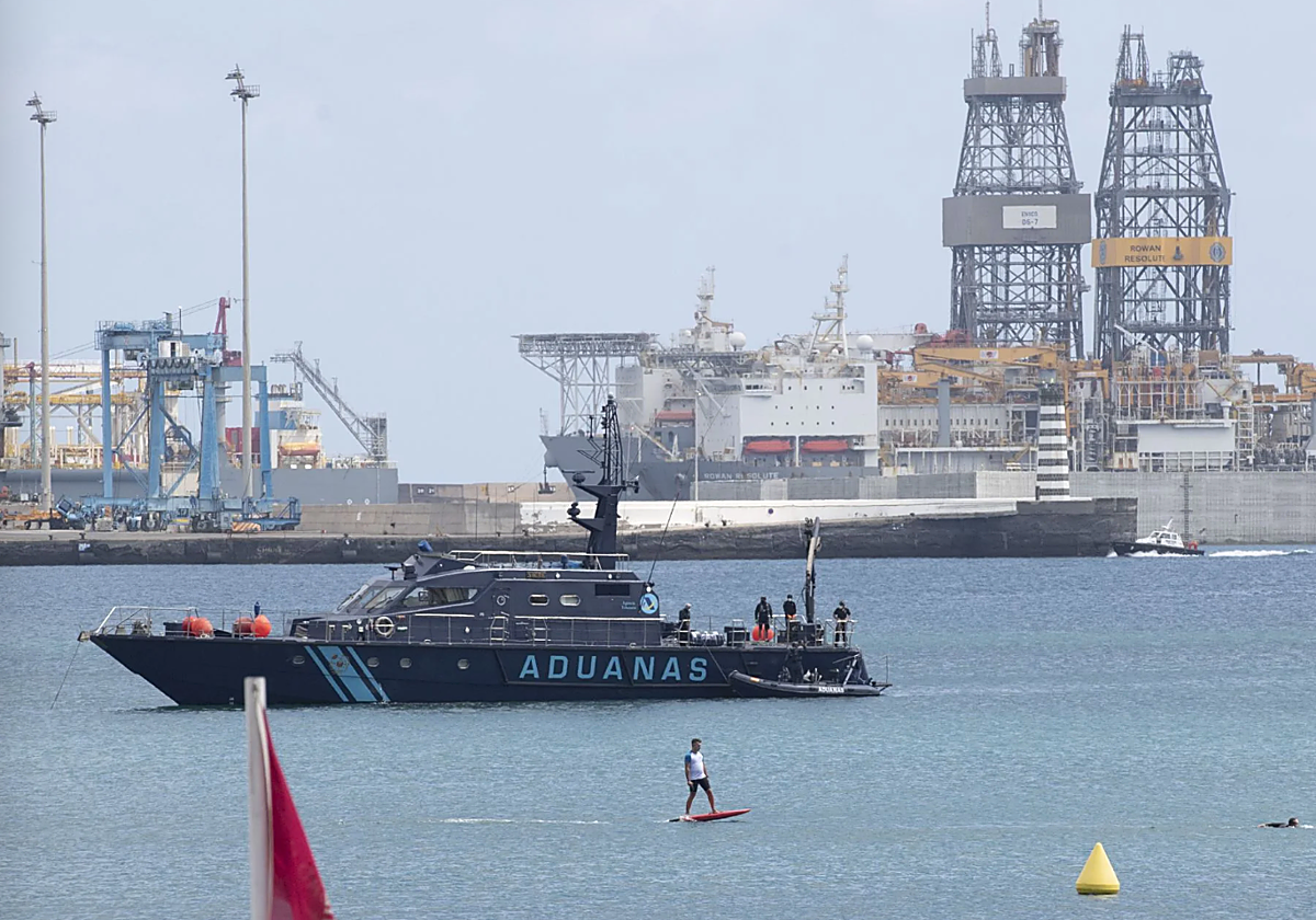 Imagen de archivo de un barco de Aduanas