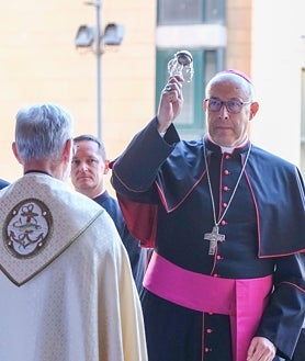 Imagen secundaria 2 - La toma de posesión del cátedra de Málaga congregó a 27 obispos en la Catedral de la Encarnación. 