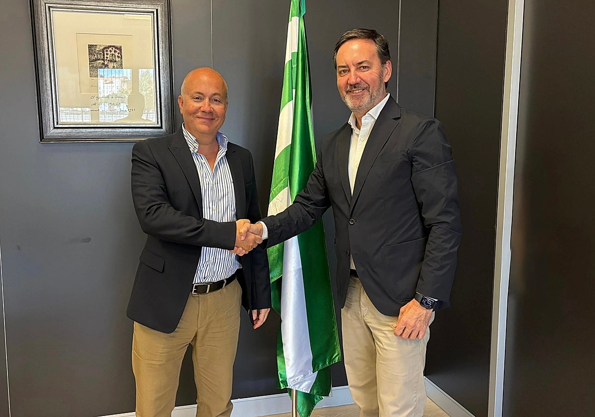 Antonio Fernández Monterrubio sella el convenio deportivo con el Ammam Football Club