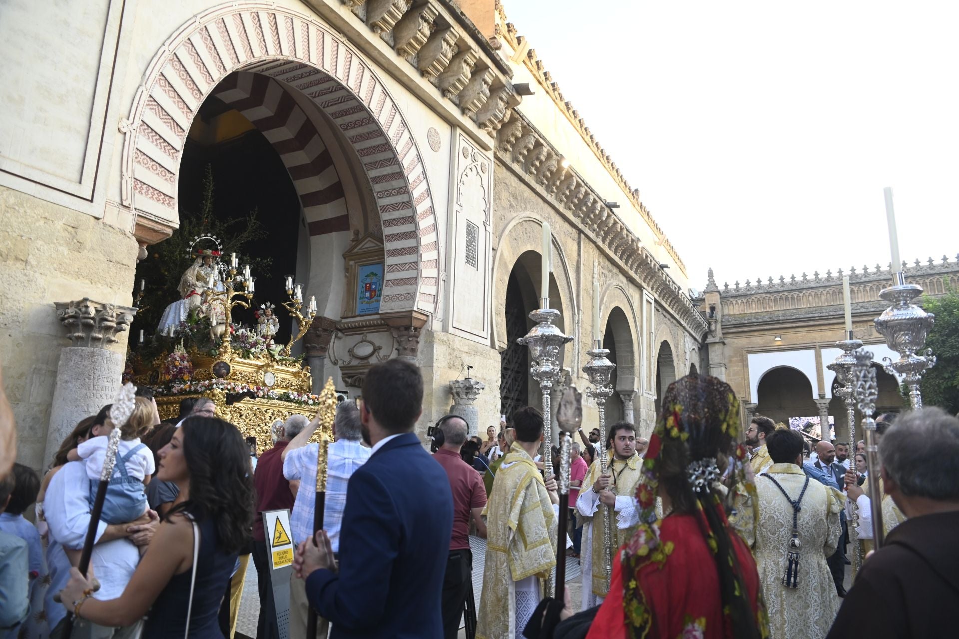 La procesión triunfal de la Divina Pastora desde la Catedral de Córdoba, en imágenes