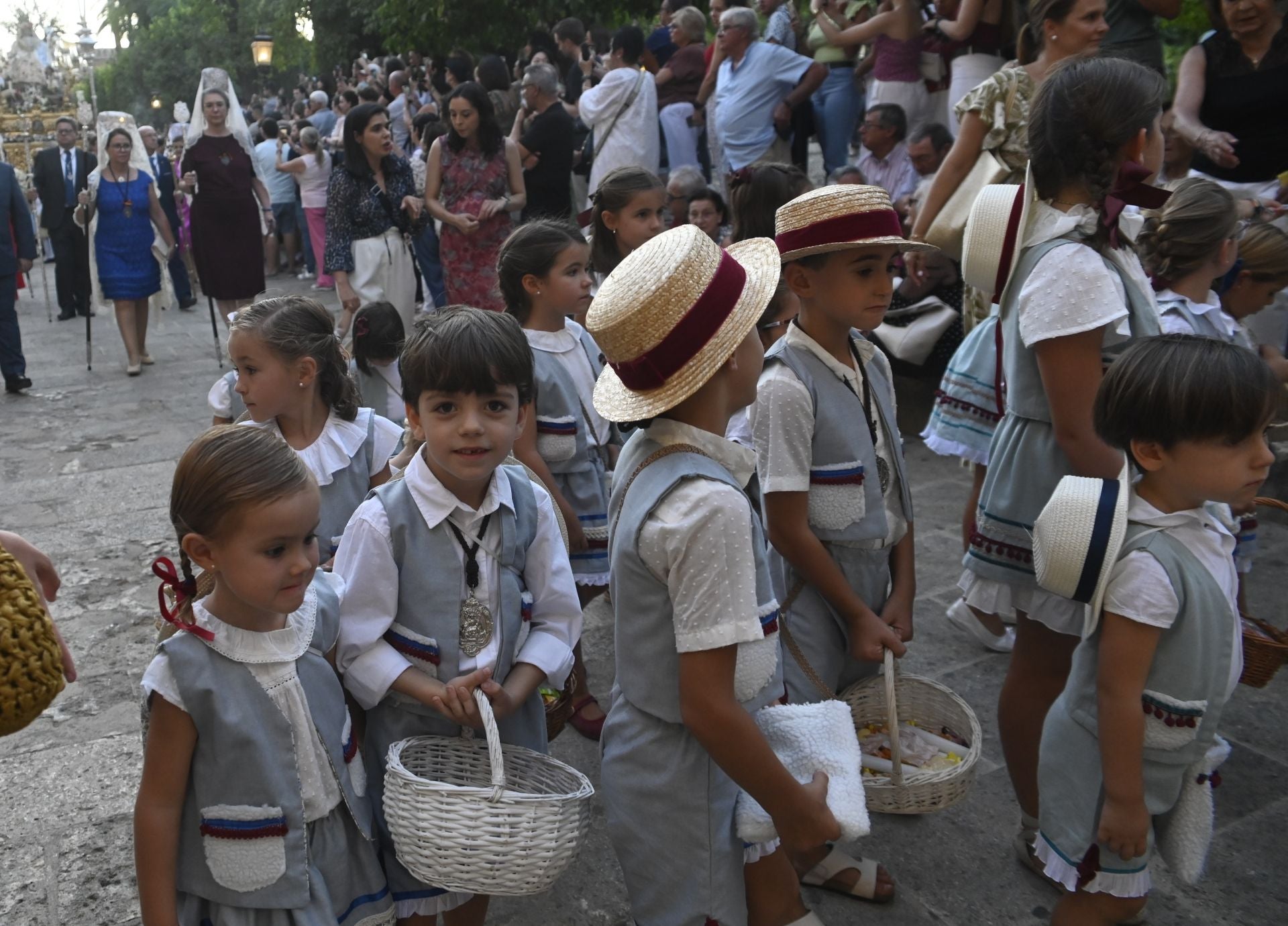 La procesión triunfal de la Divina Pastora desde la Catedral de Córdoba, en imágenes