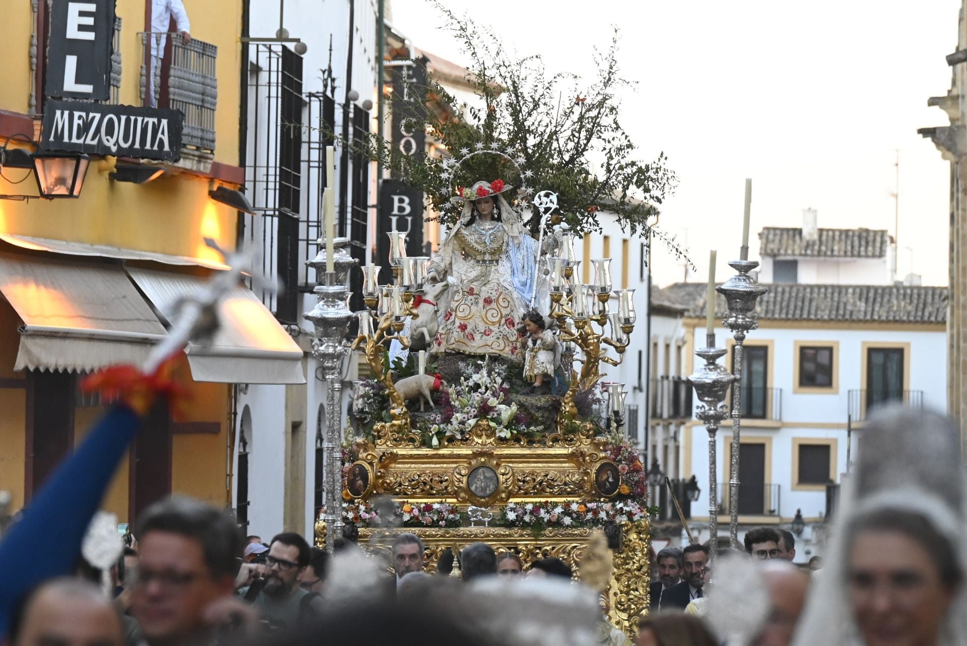 La procesión triunfal de la Divina Pastora desde la Catedral de Córdoba, en imágenes