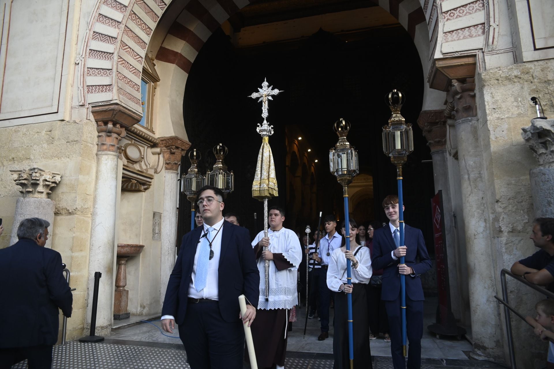 La procesión triunfal de la Divina Pastora desde la Catedral de Córdoba, en imágenes