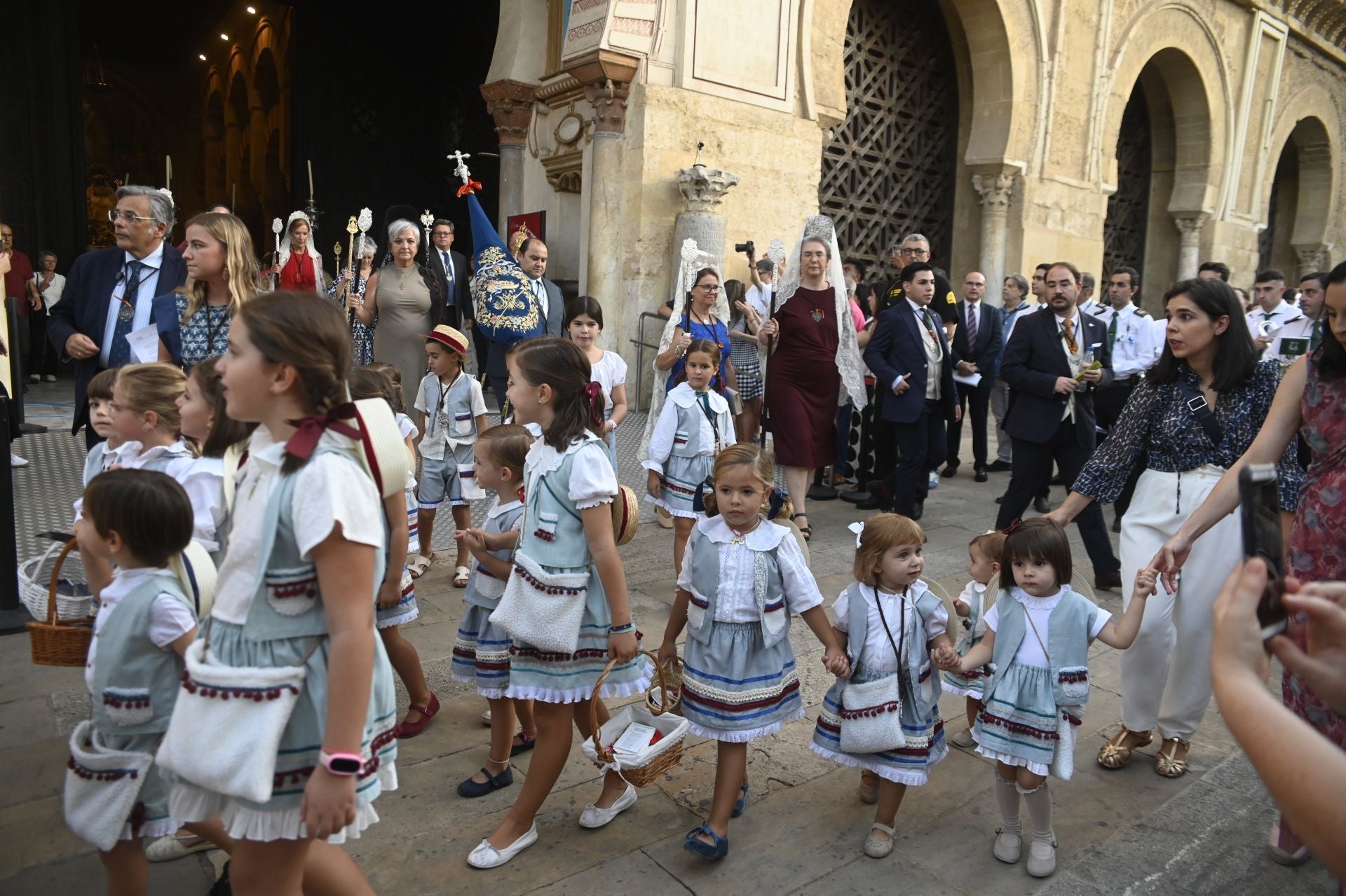 La procesión triunfal de la Divina Pastora desde la Catedral de Córdoba, en imágenes