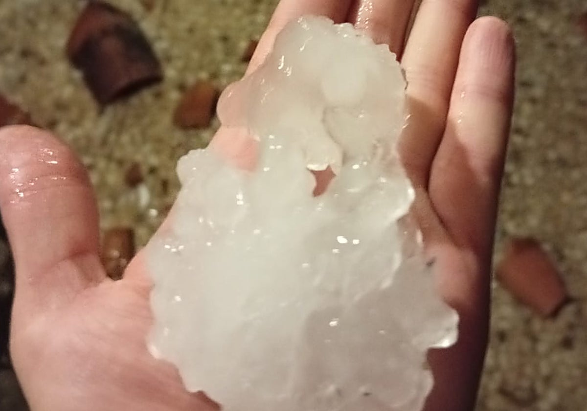 Algunos usuarios en redes muestran los efectos de la intensa granizada registrada en la zona oriental de la provincia de Huesca