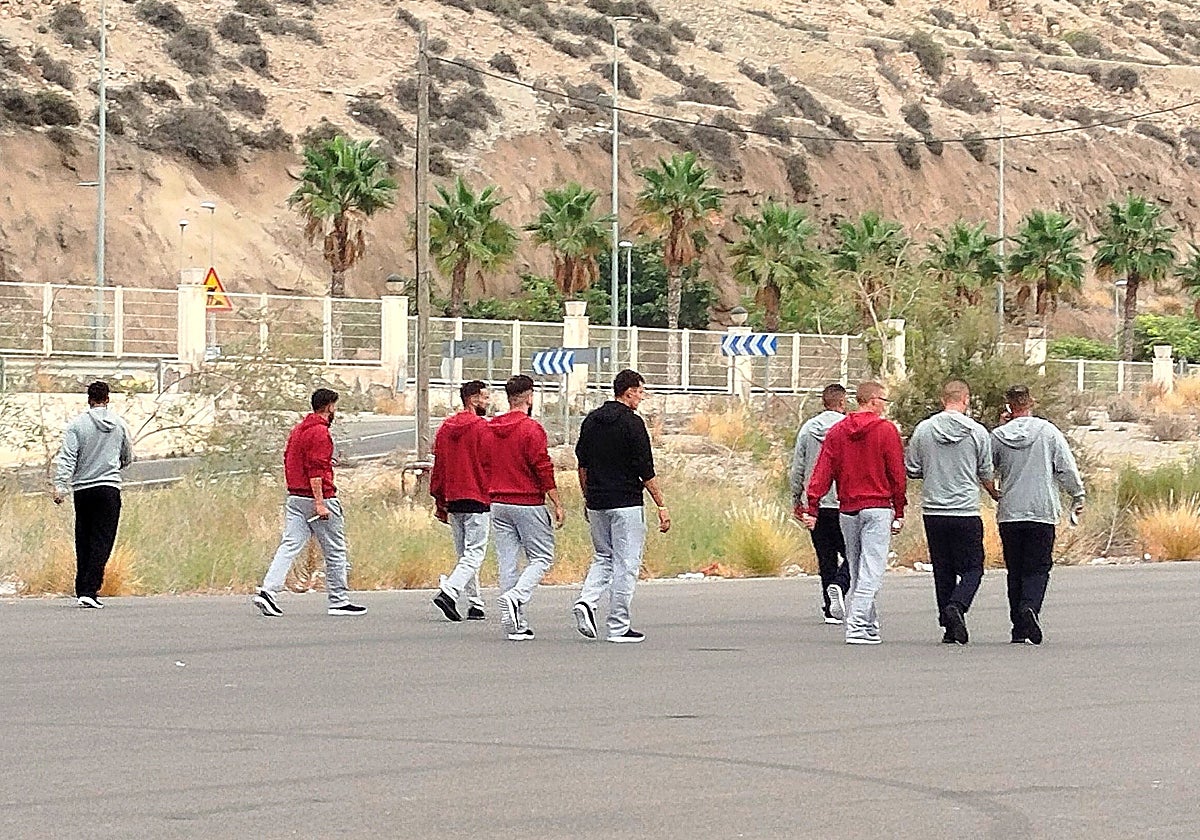 Un grupo de inmigrantes argelinos quedan en libertad tras pasar por las instalaciones del Puerto de Almería