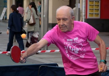 El ping-pong toma el centro de León para «dar un golpe al olvido»