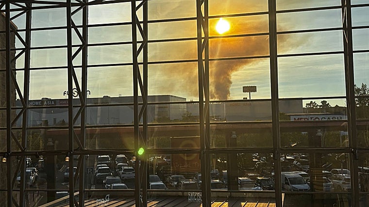 La columna de humo del incendio de Polán visible desde el centro comercial Luz del Tajo