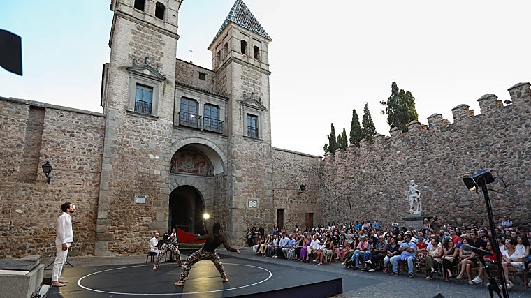 Otro momento del espectáculo en la Puerta de Bisagra