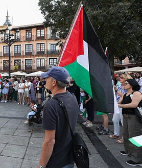 Imagen secundaria 2 - Tres momentos de la concentración de este sábado por la tarde en la plaza de Zocodover