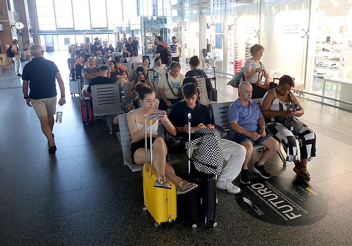 Pasajeros esperan su tren en la estación del AVE de Córdoba