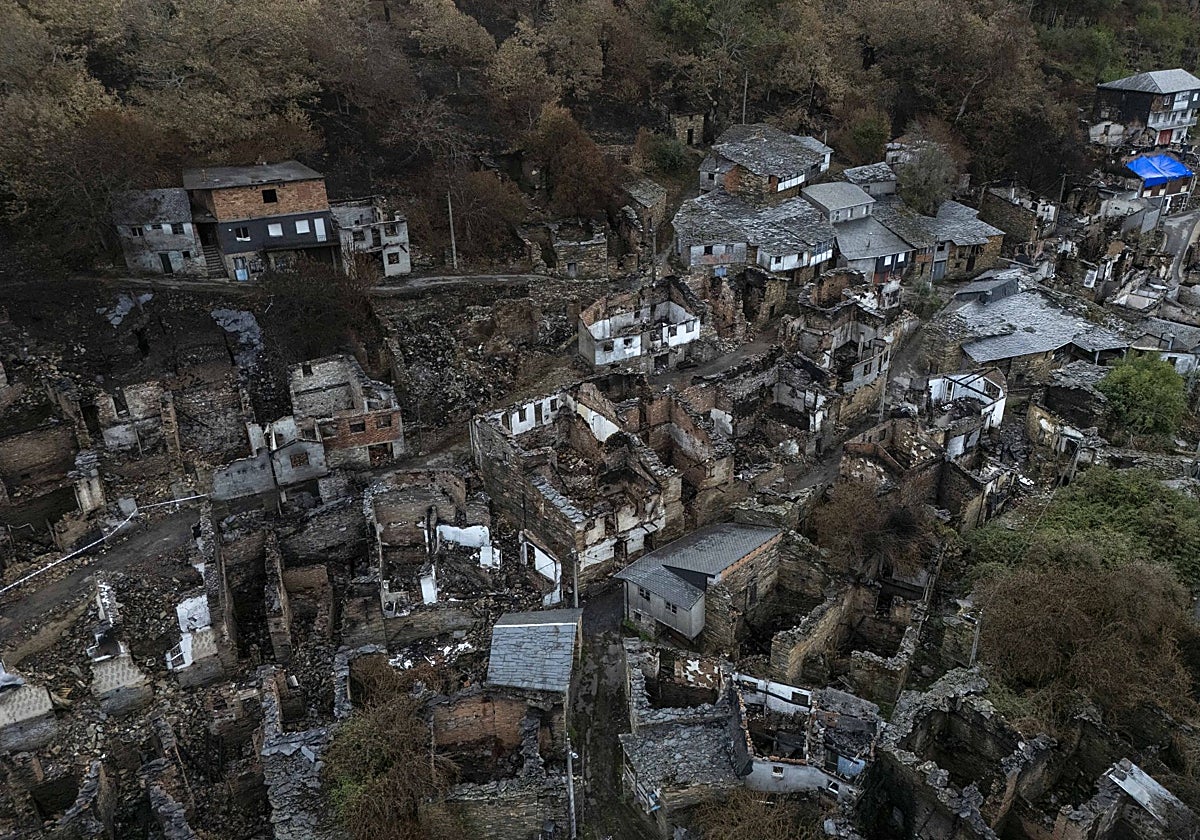 Imagen aérea de San Vicente de Leira en Vilamartín de Valdeorras (Orense), arrasada por los incendios
