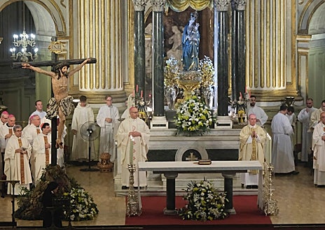 Imagen secundaria 1 - La toma de posesión del cátedra de Málaga congregó a 27 obispos en la Catedral de la Encarnación. 