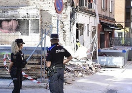 Hallan un muerto bajo los escombros del bar de Vallecas que sufrió una explosión