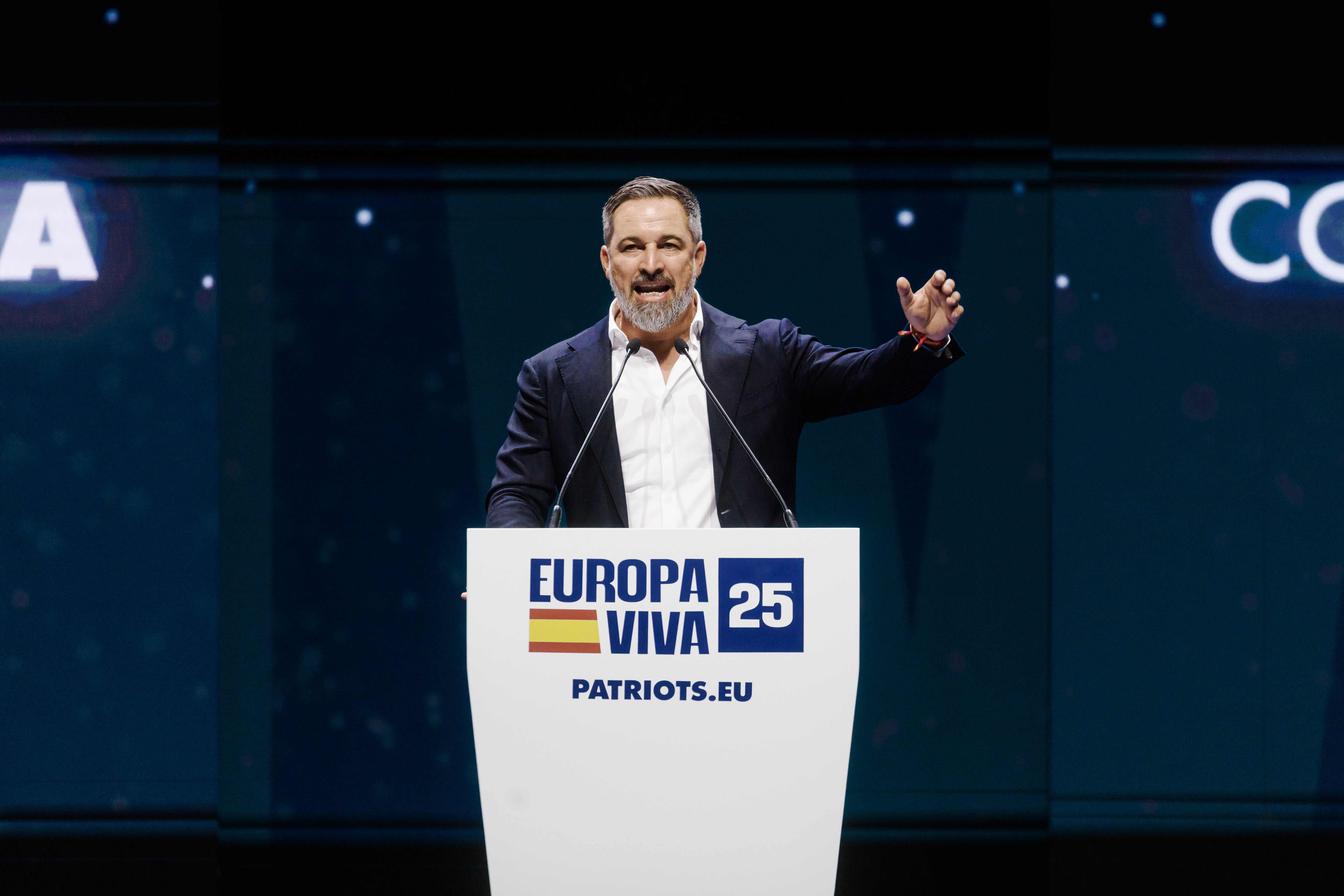 Abascal tilda a Sánchez de «psicópata» y «chulo de putas» en un ...