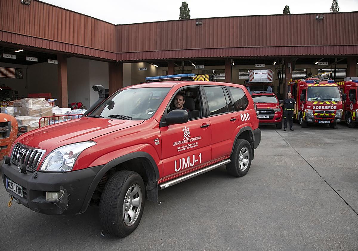 Efectivos de los bomberos en el parque central de Córdoba