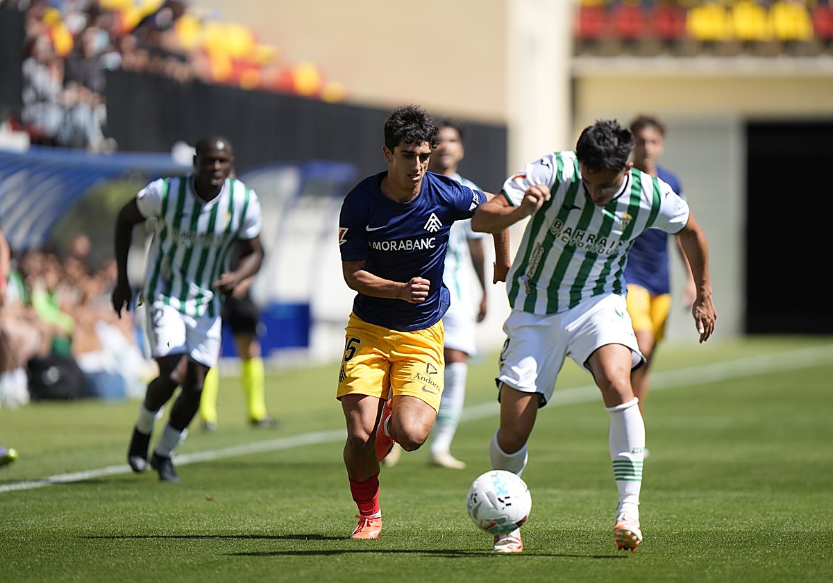 Vilarrasa intenta recuperar el balón ante el desmarque de un atacante del Andorra