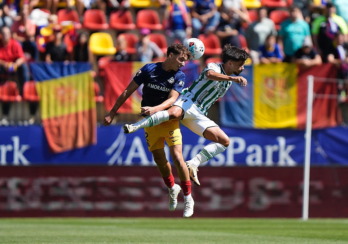 Kevin Medina lucha un balón aéreo ante un defensor del Andorra