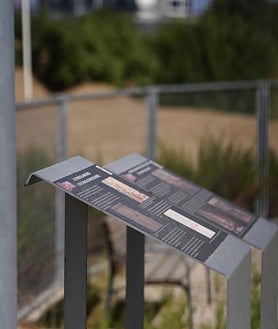 Imagen secundaria 2 - Arriba, los fortines en su estado actual. Abajo, dcha, los paneles informativos. Izq., una foto del proceso de traslado