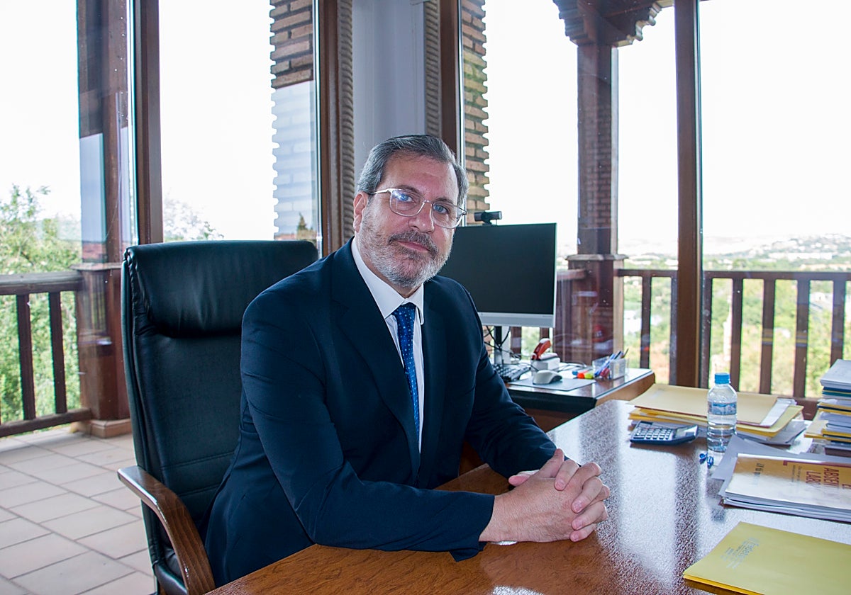 Manuel Madruga posa para ABC en su despacho de la sede de Fedeto