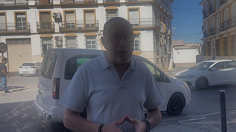 El presidente de la asociación de vecinos Mariano Melgal junto a la calle Bailén en Puente Genil