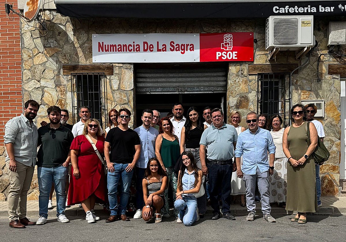 Félix Ortega con militantes socialistas ante la sede de la Casa del Pueblo de Numancia