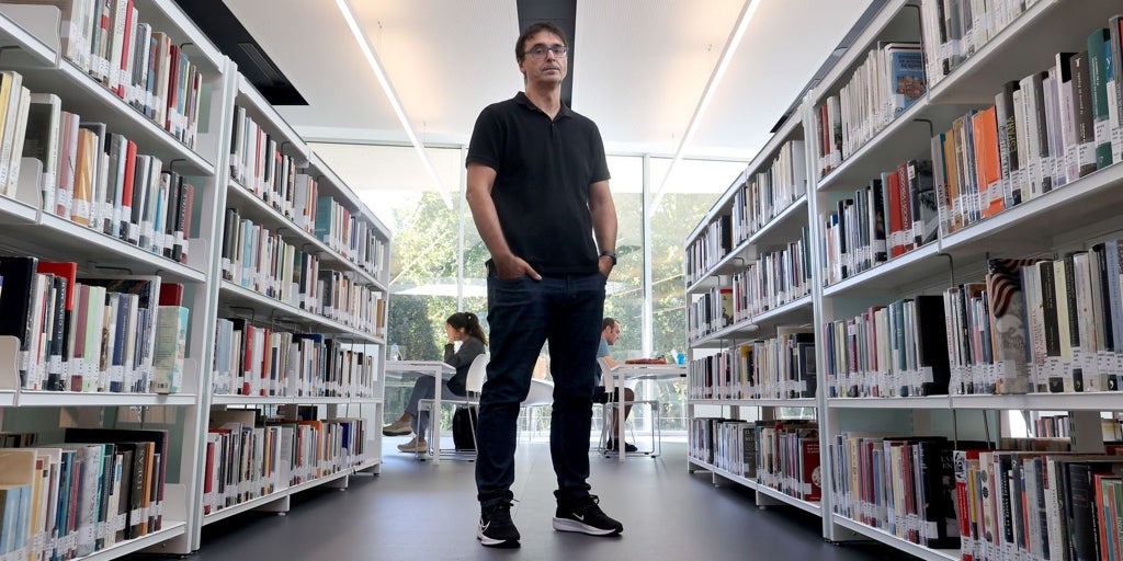 Pablo García Casado , poeta: «La elipsis es la verdadera herramienta de trabajo de un escritor»