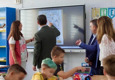 Andalucía apuesta por el uso de pantallas en las aulas frente a la ola restrictiva europea