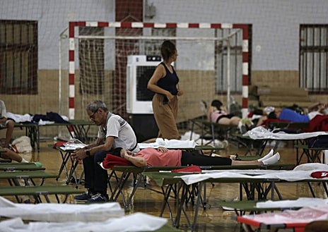 Imagen secundaria 1 - Efectos del incendio de Yeres en Las Médulas, evacuados en un pabellón de La Bañeza y avance del fuego de Fasgar, todo en la provincia de León