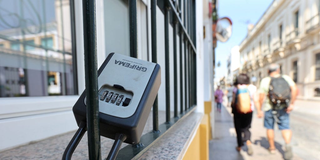 El Gobierno notifica 16.740 pisos turísticos ilegales en Andalucía y pide a las plataformas que retiren sus anuncios en internet