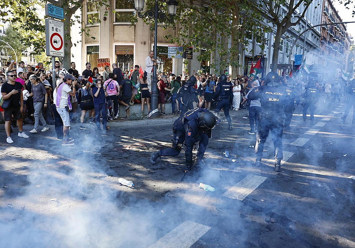 Las manifestaciones propalestinas cortan el recorrido de la Vuelta en el centro de Madrid