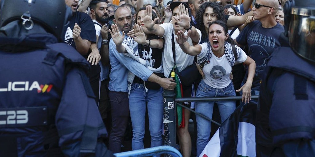 La foto de la polémica: Belarra y Montero increpan a la Policía 'escoltadas' por el abogado de los Bukaneros y el 15-M