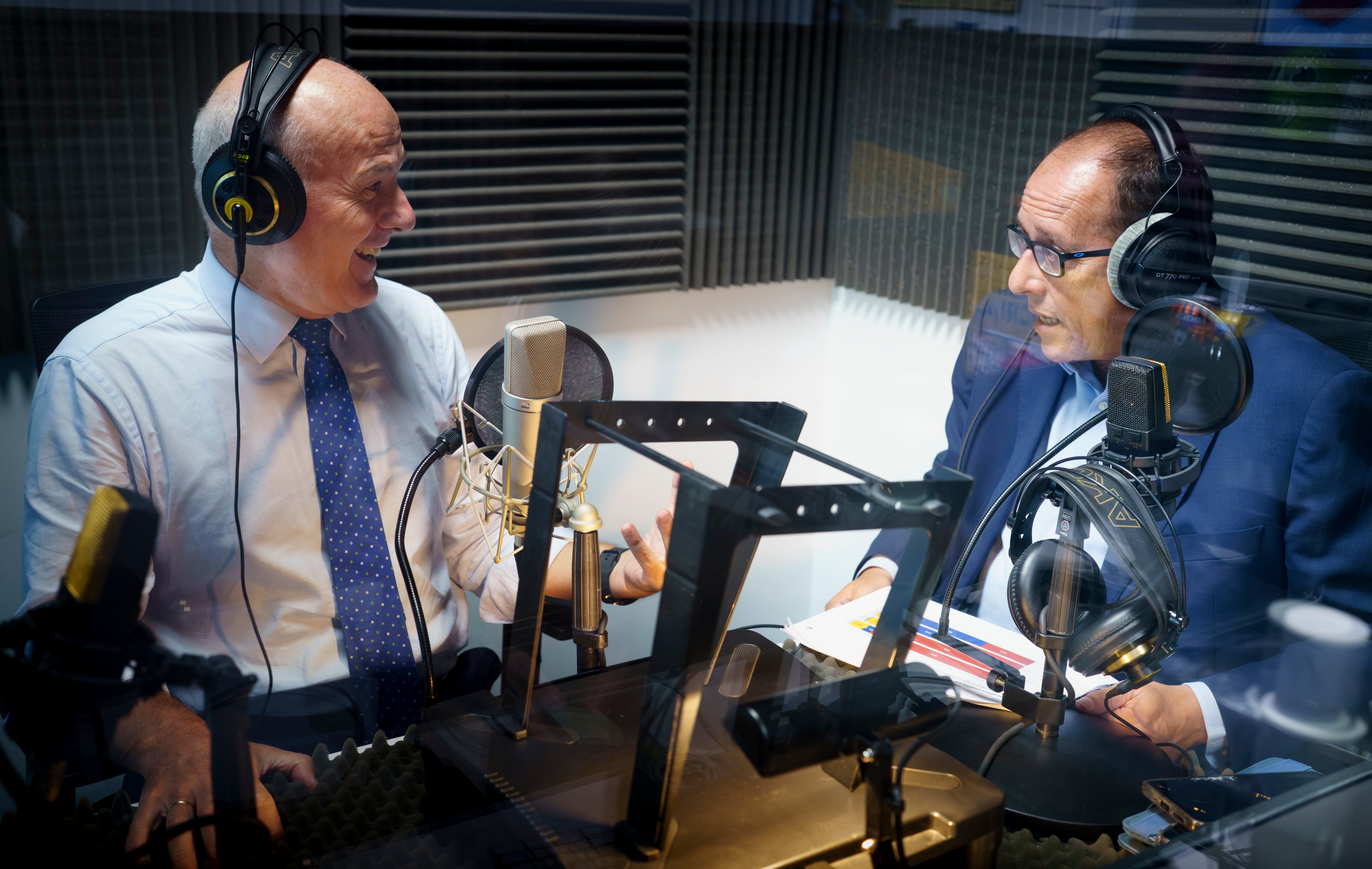 Narciso Michavila conversa con el adjunto al director (España), José Antonio Pérez.
