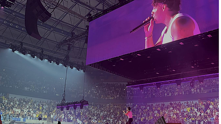 El escenario y las grandes pantallas que ofrecieron una experiencia de 360 grados