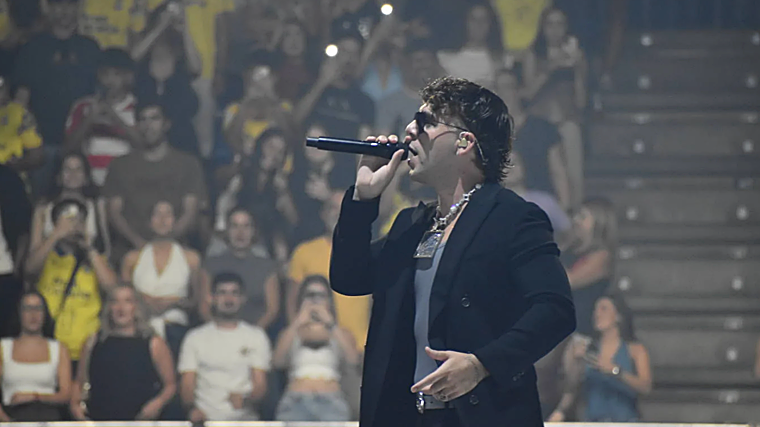 Muchos de los fans con la camiseta de la UD Las Palmas como guiño al artista