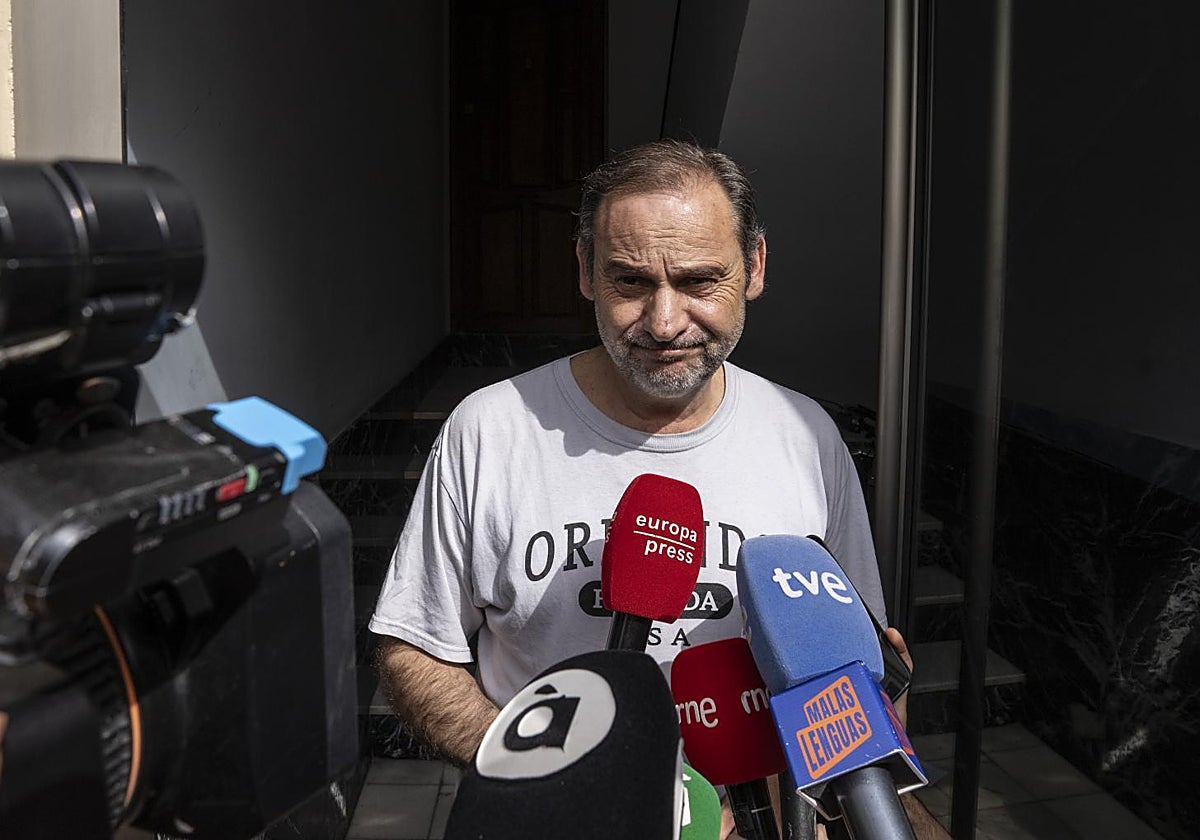 Imagen de archivo de José Luis Ábalos, en la puerta de su casa de Valencia