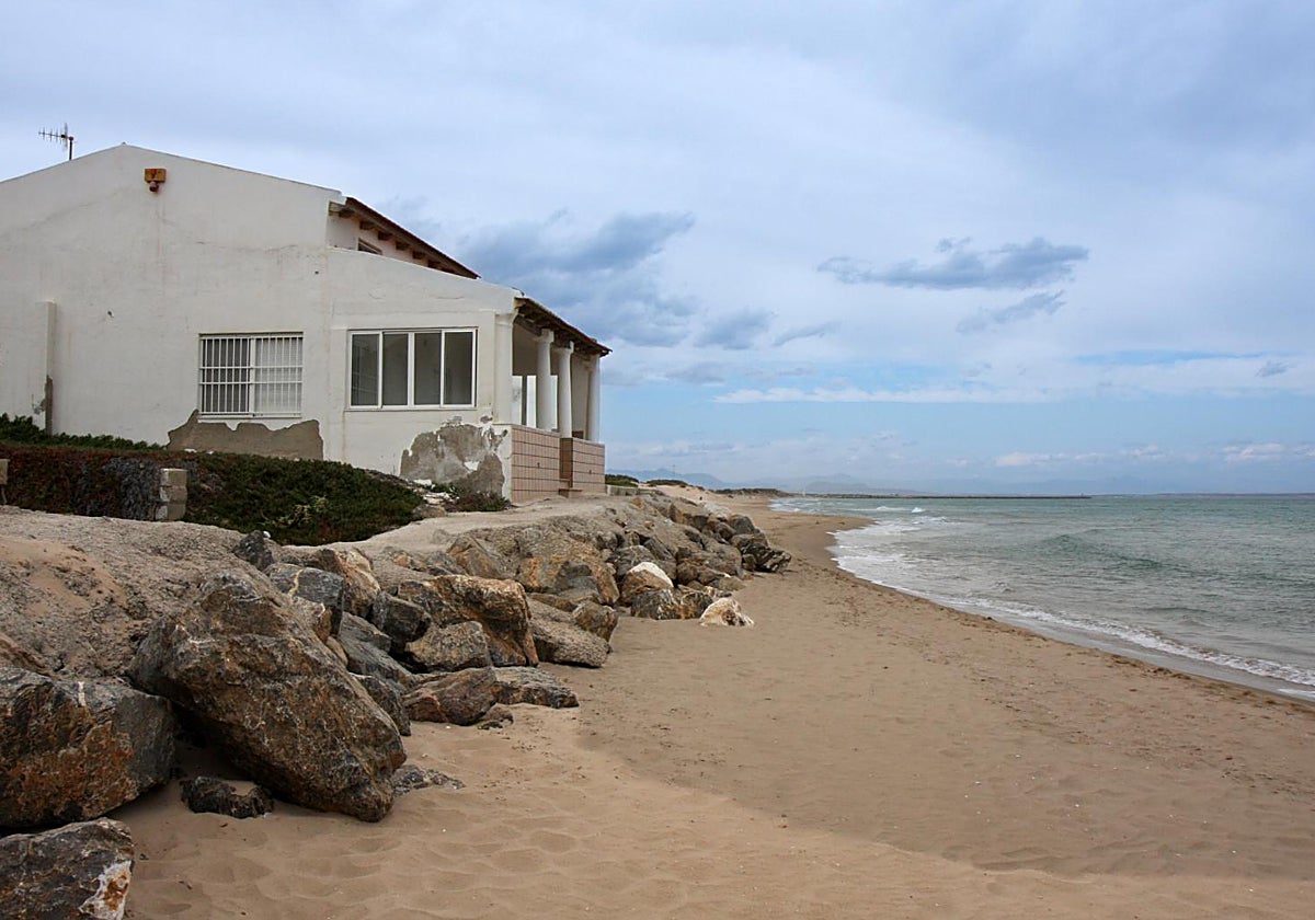 Una de las casas de la Playa de Babilonia en Guardamar del Segura (Alicante)
