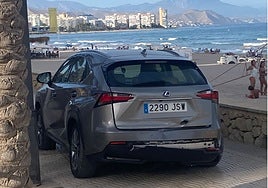 Un conductor arranca a toda velocidad aparcado y salta la vía férrea hasta estrellarse con un muro