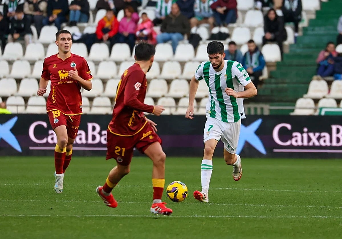 Theo Zidane conduce un balón en el duelo frente al Racing de Santander de la pasada campaña