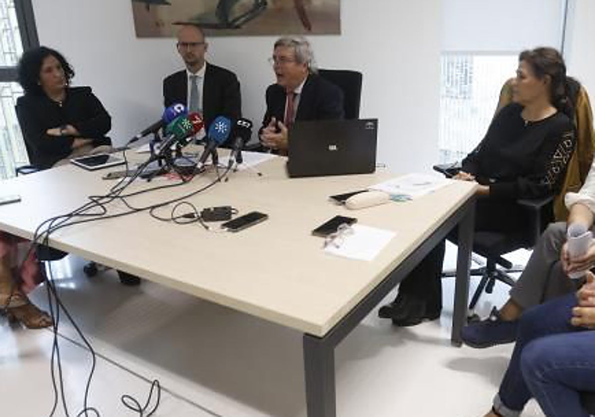 El fiscal jefe Fernando Sobrón junto a la fiscal de Delitos Económicos (derecha) Carmen Romero